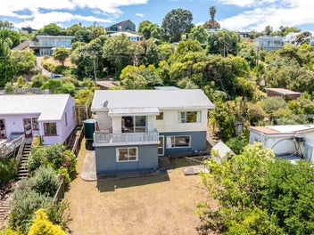 1980s Bach with Sea Views and Endless Potential