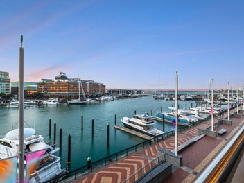 Refined Inner-City Lifestyle, Waterfront Calm