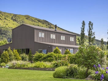 SuziQs 8.3ha Peony, Lavender & Christmas Tree Farm