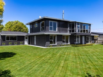 Refreshed, large garaging - owner upsizing