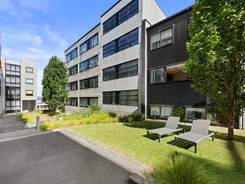 Architectural 175m² Home Steps from Ponsonby Road