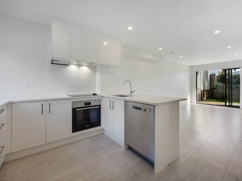 Spacious Townhouse Large Backyard