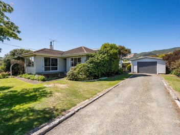 Expansive backyard or Subdividable opportunity