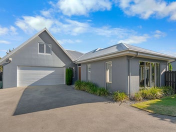 3 Car Garaging! Calling Families Looking for MORE!