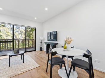 Nearly-New Living Near Albany, Motorway & Schools