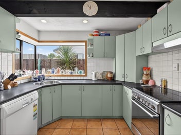 Sun, Space & Style on Lake Terrace Road