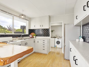 * UNDER OFFER * Start Smart in Style