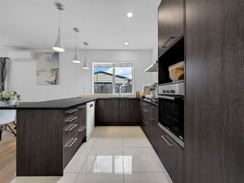 5 Car Parks,5th BR Potential, Bus to Mall & School