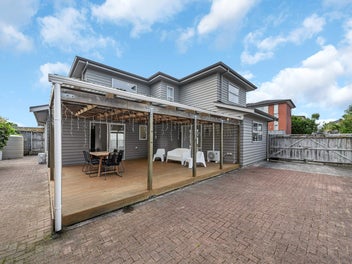 Walk to top Schools & Shops-Family Home in Albany