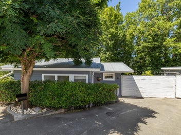 Tree Top Oasis In a Prestigious Neighbourhood