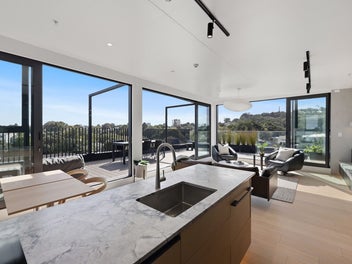 Epsom Rooftop Penthouse - Above The Tree Tops
