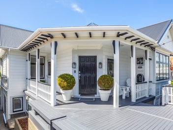 DISTINGUISHED CHARACTER & CONTEMPORARY LUXURY