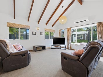 Back on the market, be fast to make it yours!