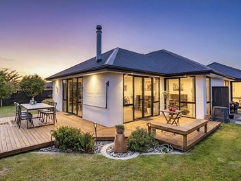 * UNDER OFFER * Immaculate. Quiet. Private.