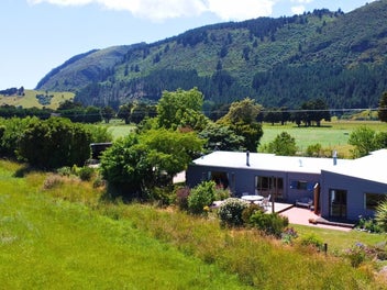 RURAL OASIS JUST MINUTES FROM TAKAKA