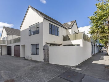 COOL CENTRAL TOWNHOUSE LIVING!