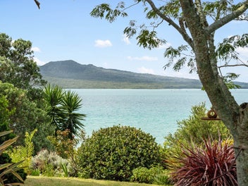 Coastal estate of rare scale and potential