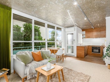 FUNKY NEWTOWN LIVING - STYLE & LOCATION