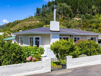 Stroll to town, sail the sounds