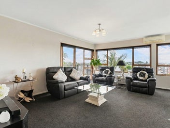 Big Views, Garaging, Living and Garden!!!