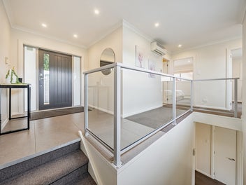 SUN-SOAKED MODERN KARORI GEM