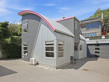 SUPERBLY LOCATED, LIGHT-FILLED EASY LIVING