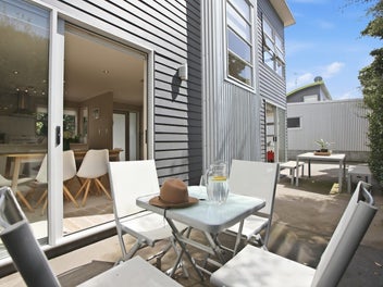 Modern Ease | Prime Park & City Position