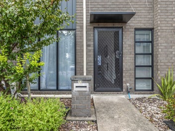 A Modern Three-Bedroom with Easy Outdoor Living