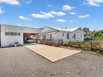 10.7ha Retreat with Private Views