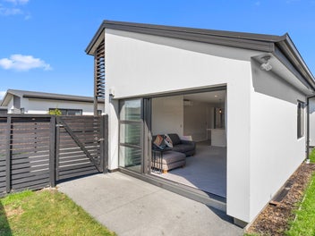 Easy to Love, Easy to Own