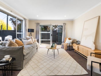 Modern Comfort on the City's Doorstep!