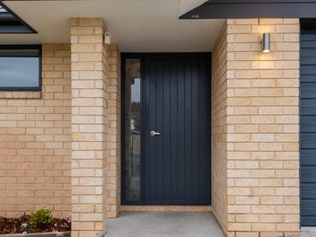 Immaculate Family Living in quiet neighbourhood