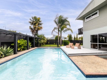 Dive into Avenue Road