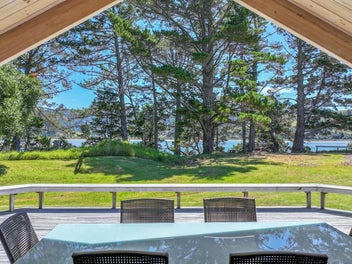 Waterfront Lockwood! Huge garage!