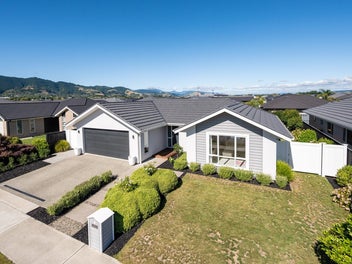 High-End Kitchen, Large Section, Oakdale Standout!