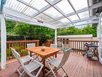 Bungalow plus studio – vendor moving north