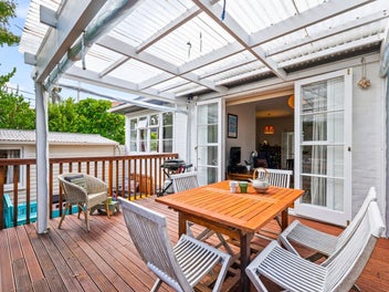 Bungalow plus studio – vendor moving north