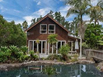 5,620m² Site, Modern Cottage & Massive Views