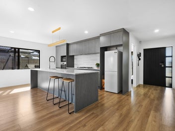 Redefining Glenbrook: Near-New Perfection with...