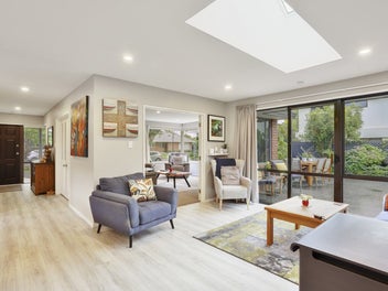 Cul-de-Sac Comfort with Room for Everyone