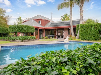 Lifestyle Oasis with Pool & Tennis Court