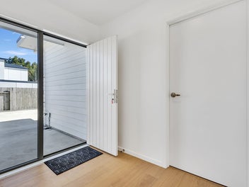 Contemporary & Convenient Single-Level Townhouse