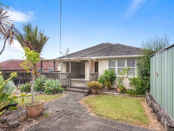 60's Kiwi Bungalow - Plus More!