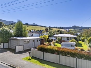Gorgeous home, excellent entry into Sawyers Bay