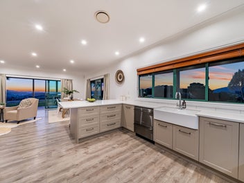 SENSATIONAL SINGLE LEVEL LIFESTYLE ON 8.85 HA