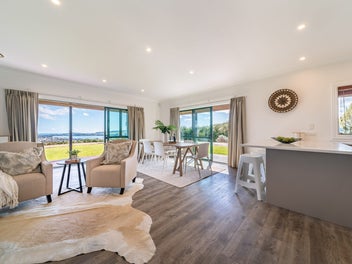 SENSATIONAL SINGLE LEVEL LIFESTYLE ON 8.95 HA