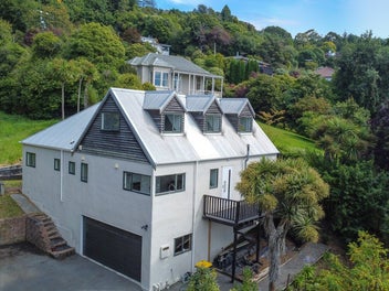 Sea Views & Space – 4 Bedroom Retreat + Land