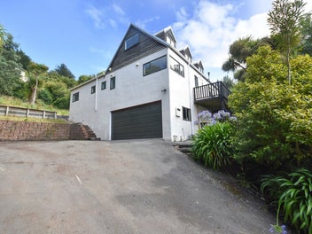 Sea Views & Space – 4 Bedroom Retreat + Land