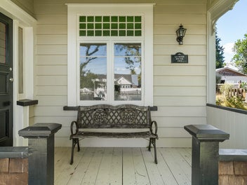 Bungalow Lovers, Act Quickly On This One