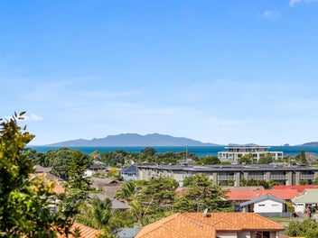 Family living, stunning views, granny potential